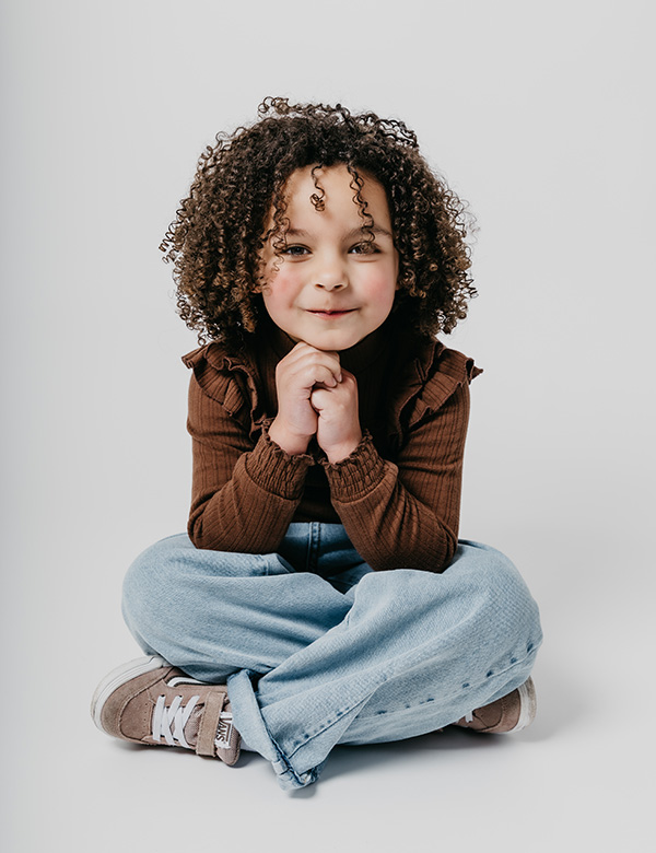 meisjes kindermodel met donkere krullen Nadine Noor