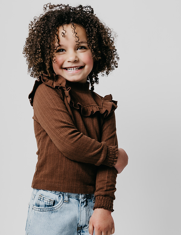 meisjes kindermodel met donkere krullen Nadine Noor