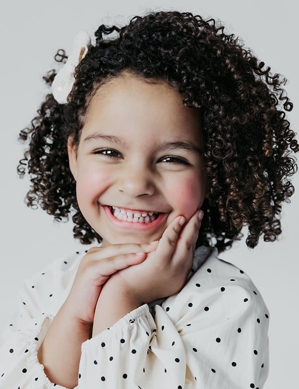 meisjes kindermodel met donkere krullen Nadine Noor