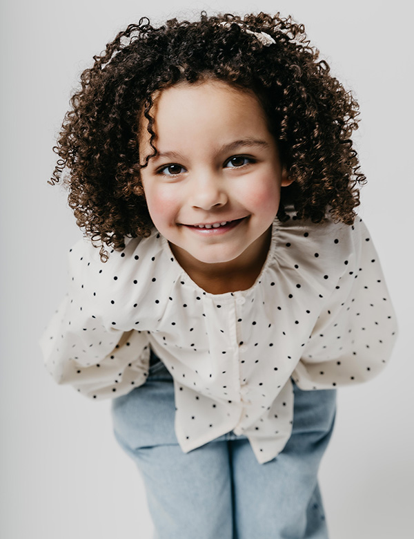 meisjes kindermodel met donkere krullen Nadine Noor