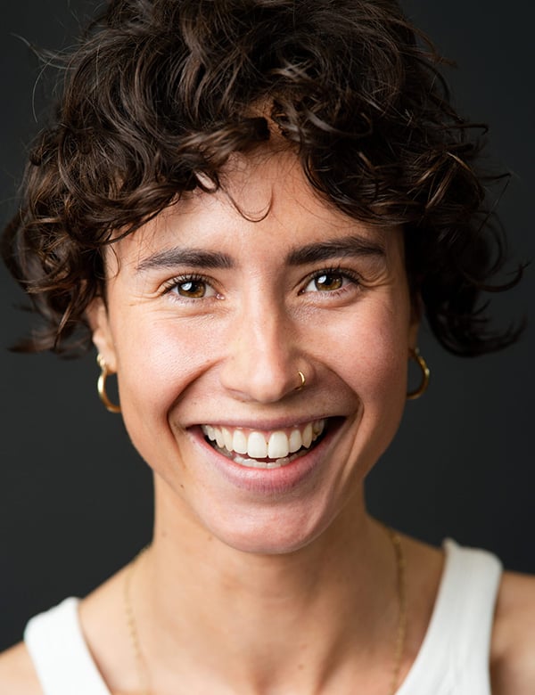 Vrouwelijk model met kort haar Dana K.