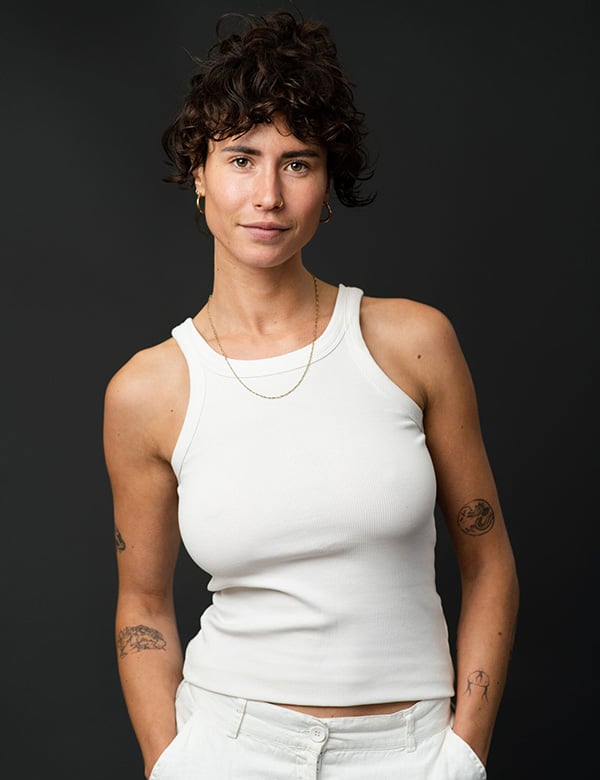 Vrouwelijk model met kort haar Dana K.