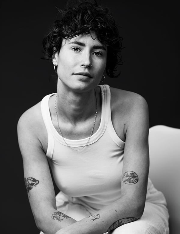 Vrouwelijk model met kort haar Dana K.