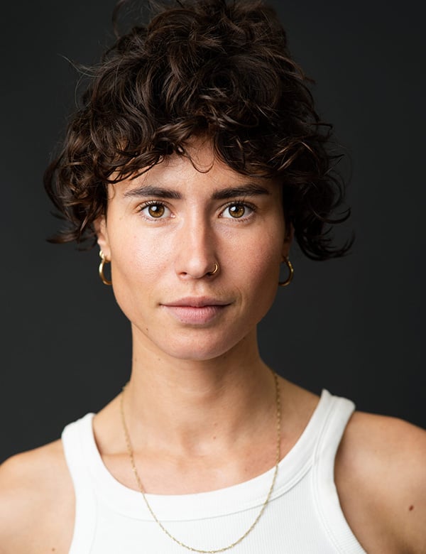 Vrouwelijk model met kort haar Dana K.
