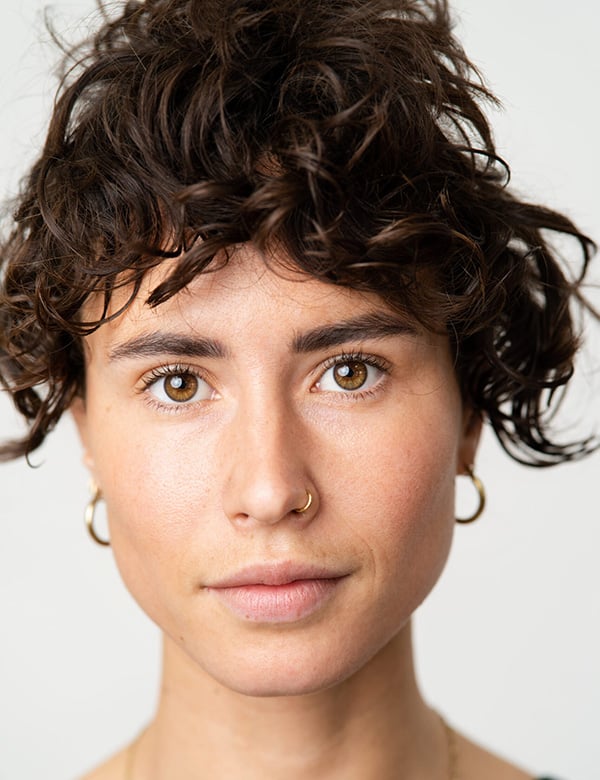 Vrouwelijk model met kort haar Dana K.