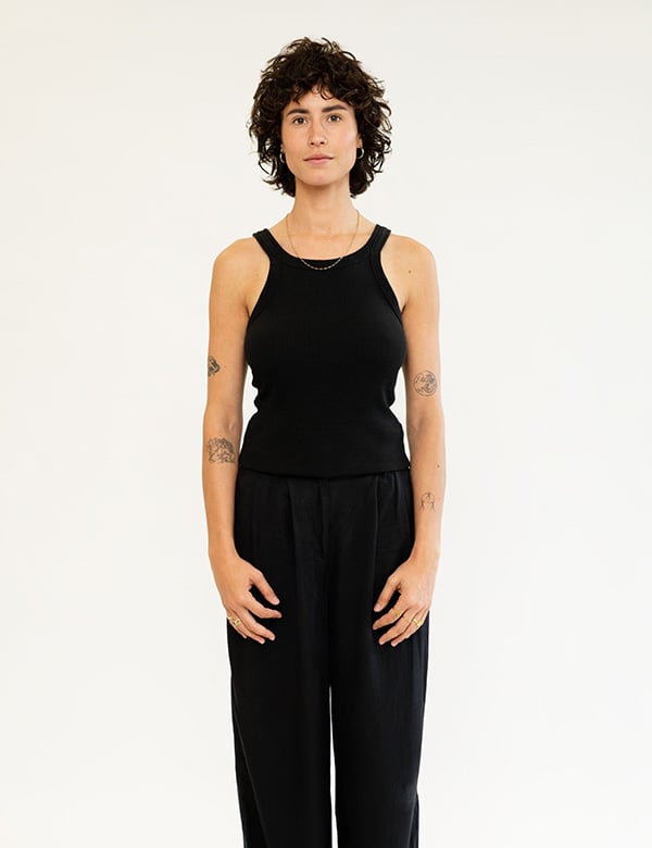 Vrouwelijk model met kort haar Dana K.