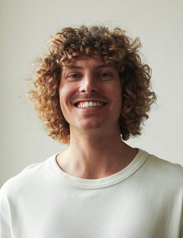 Mannelijk model met krullend haar Jens V.