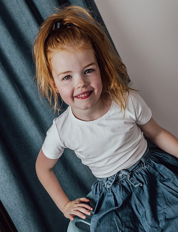 Kinderlijk model met rood haar en blauw-groene ogen Mirthe S.