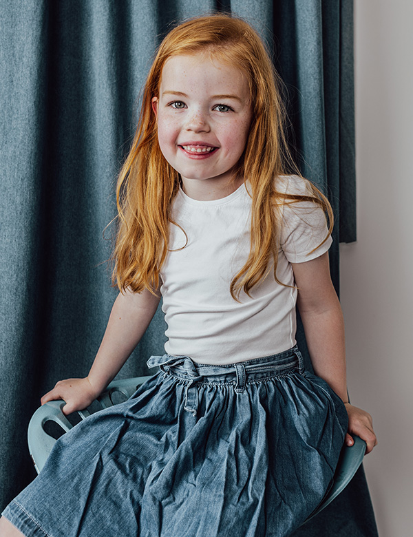Kinderlijk model met rood haar en blauw-groene ogen Mirthe S.