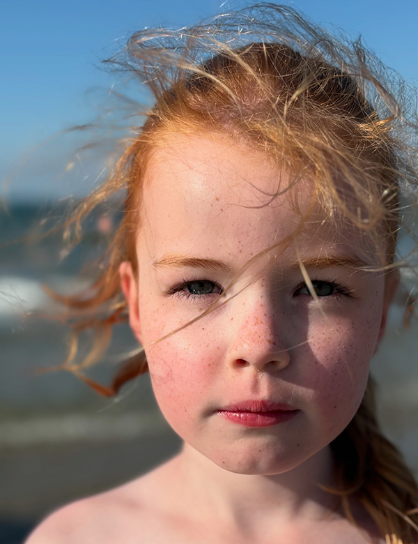 Kindermodel met sproetjes en rood haar Mirthe S.