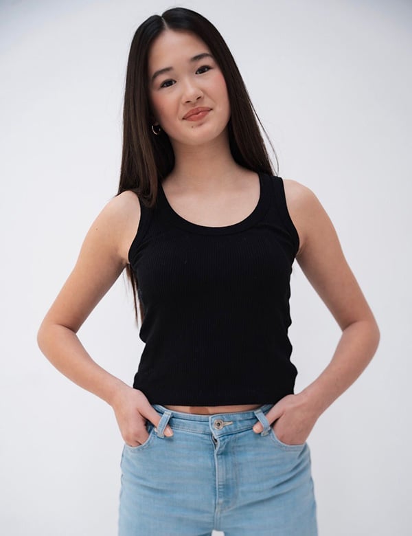 tienermodel met donker haar Nova M