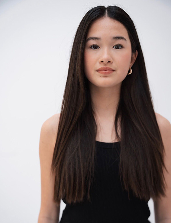 tienermodel met donker haar Nova M