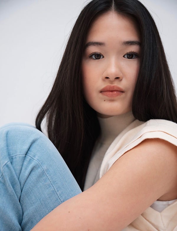 tienermodel met donker haar Nova M