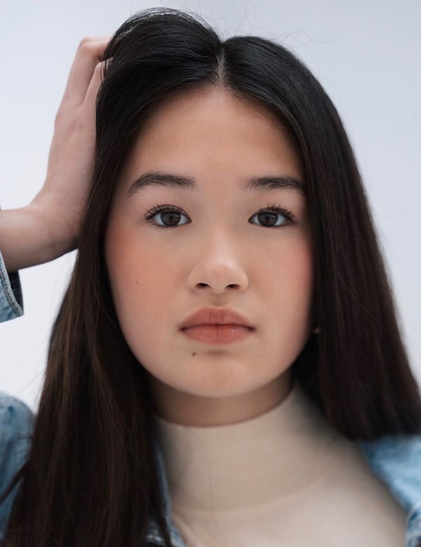 Tienermodel met donker haar nova m