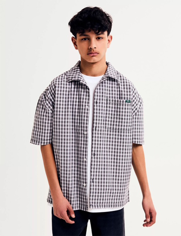 Tienermodel met zwart haar Romeijn