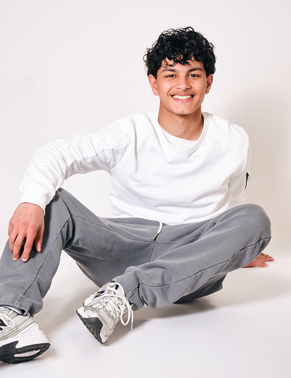 Tienermodel met zwart haar Romeijn