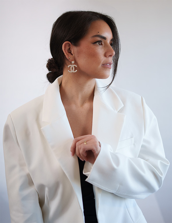 Vrouwelijk model met donkerbruin haar Sophie H.