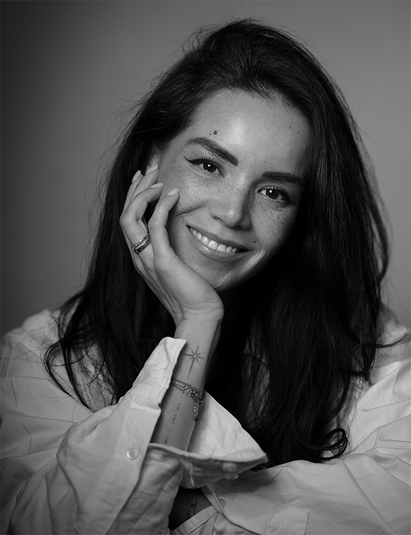 Vrouwelijk model met donkerbruin haar Sophie H.