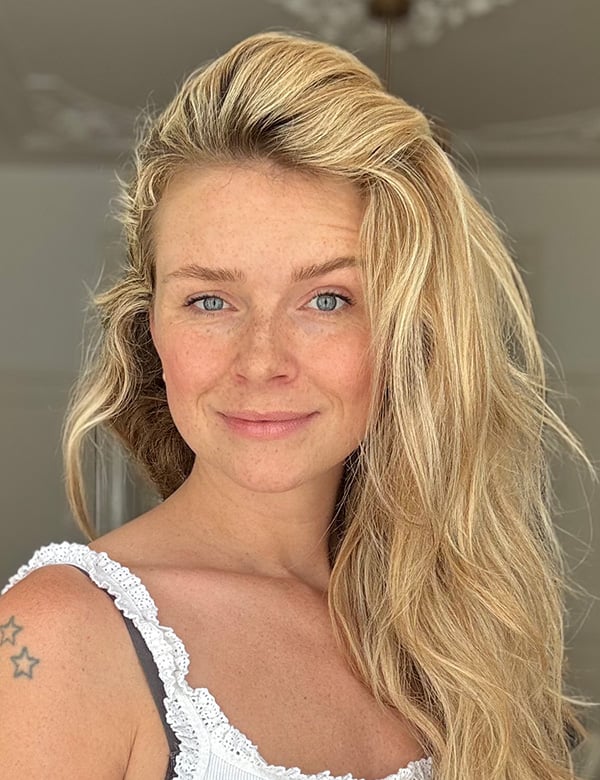 Vrouwelijk mode met lang blond haar daisy mae