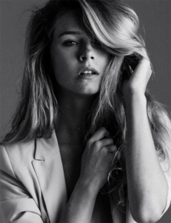 Vrouwelijk mode met lang blond haar Daisy Mae