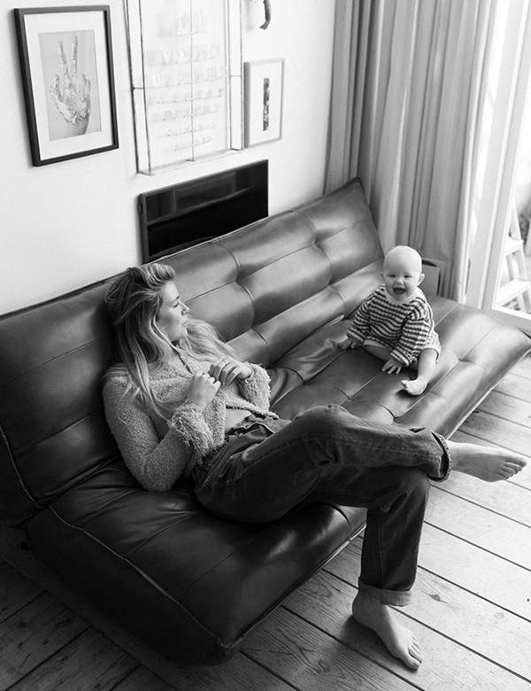 Vrouwelijk mode met lang blond haar Daisy Mae
