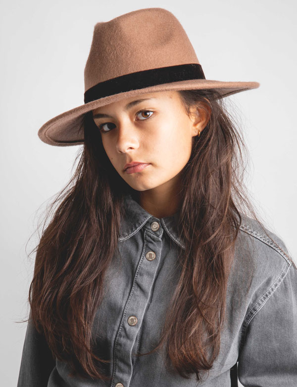 Tienermodel Danii met bruin haar