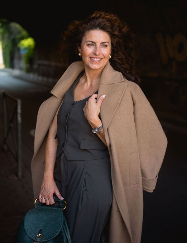 Vrouwelijk model Ielke met bruin krullend haar