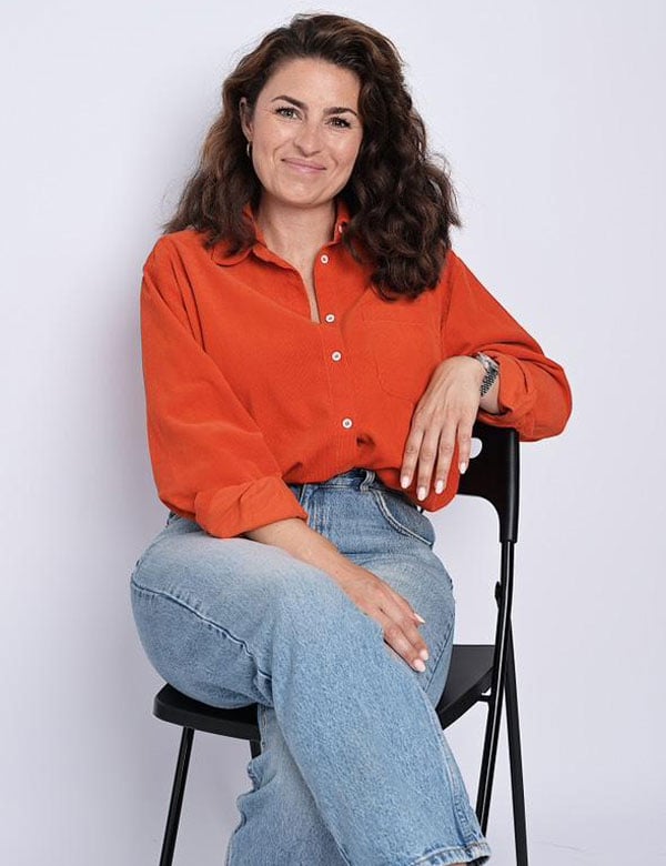 Vrouwelijk model Ielke met bruin krullend haar