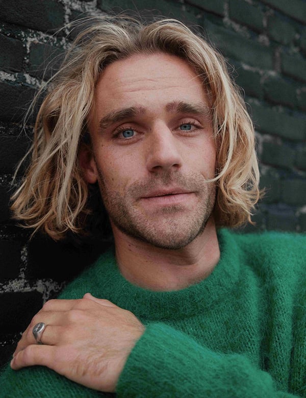 Mannelijk model met blond haar job w.