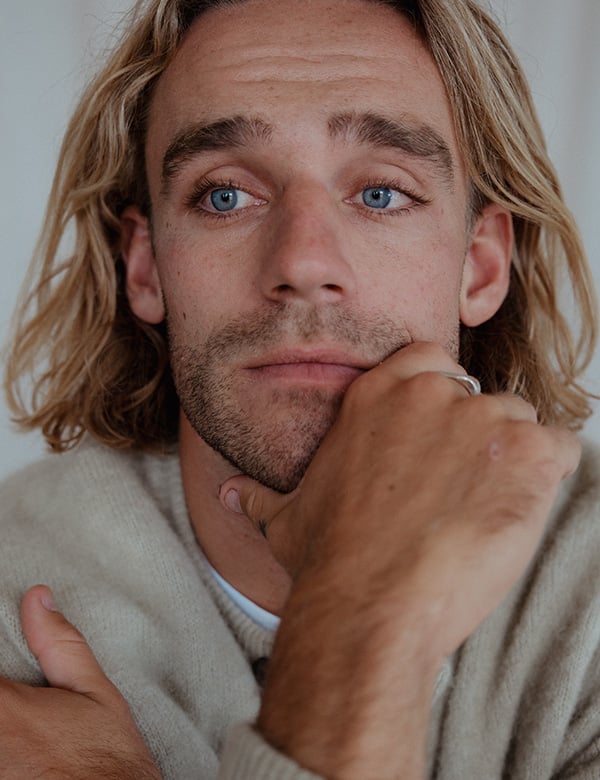 Mannelijk model met blond haar Job W.