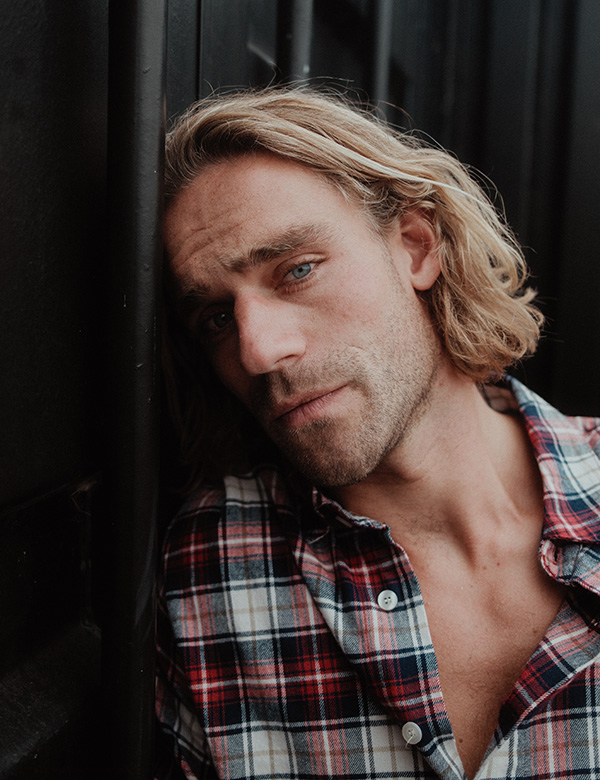 Mannelijk model met blond haar Job W.