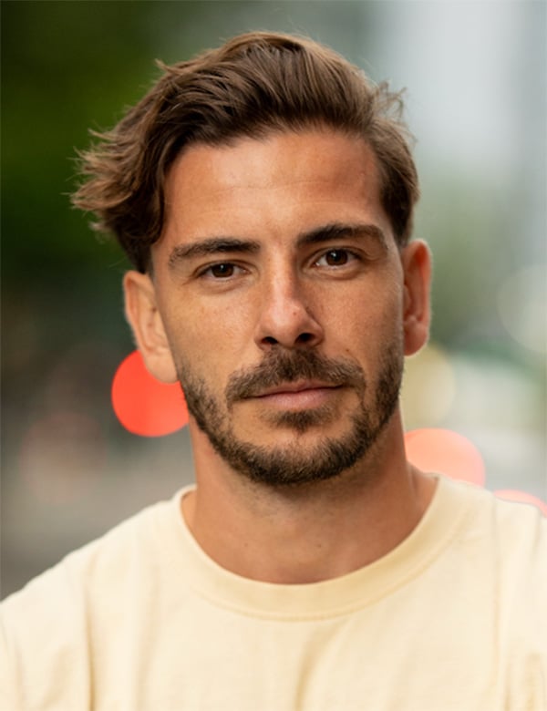 Mannelijk model met bruin haar joeri z.