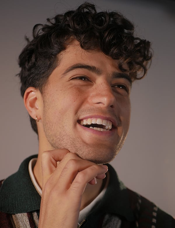 Mannelijk model met bruin krullend haar Joris Sp.