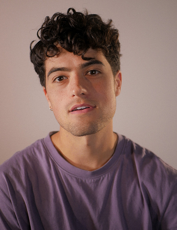 Mannelijk model met bruin krullend haar Joris Sp.