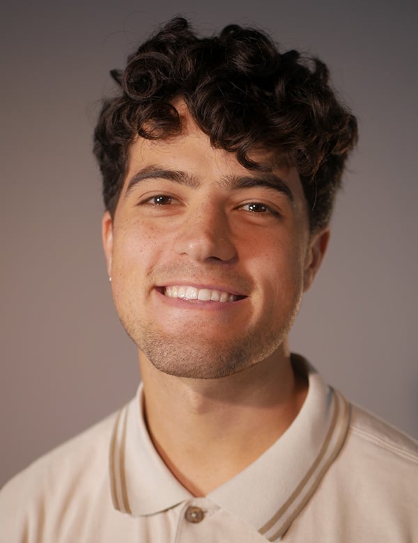 Mannelijk model met bruin krullend haar joris sp.