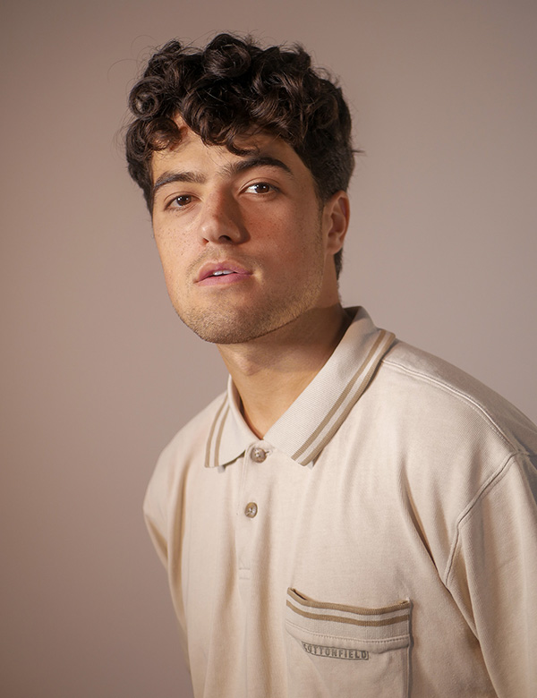 Mannelijk model met bruin krullend haar Joris Sp.
