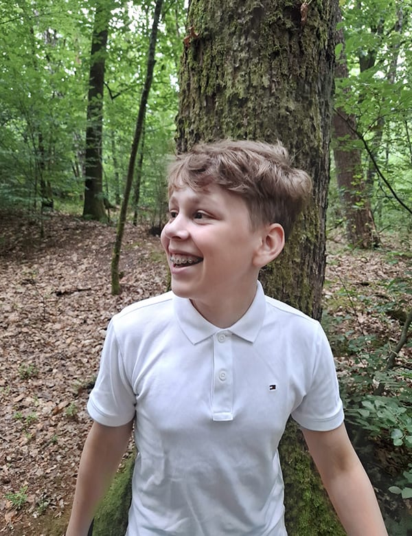 Kindermodel met donkerblond haar Junte.