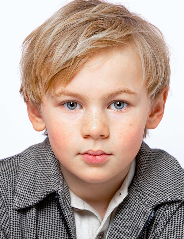 Kindermodel met blond haar lars r.