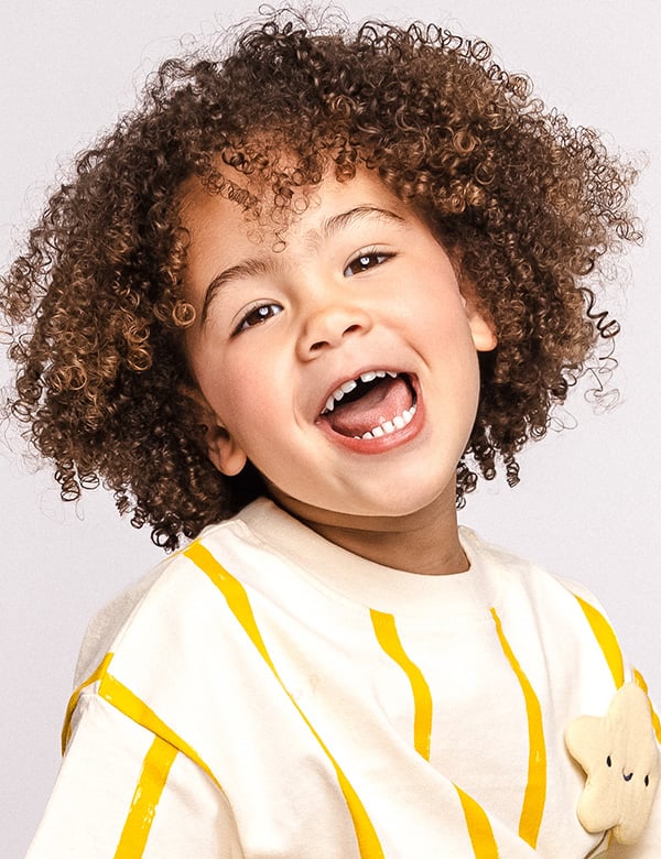 Kindermodel met bruin krullend haar Lulu W.