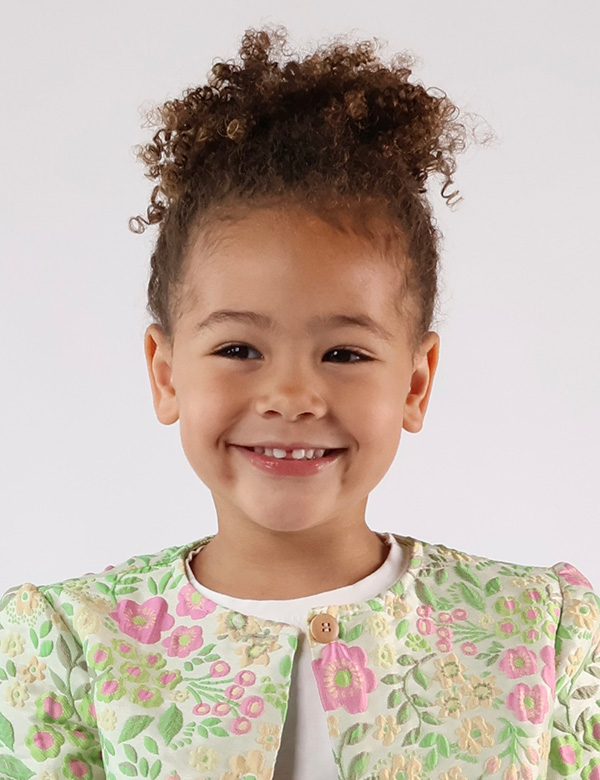 Kindermodel met bruin krullend haar Lulu W.