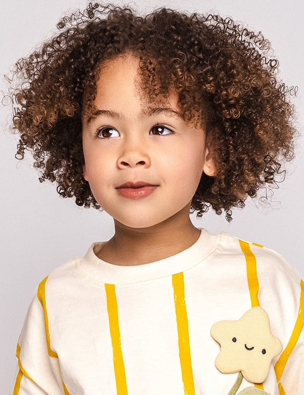 Kindermodel met bruin krullend haar Lulu W.