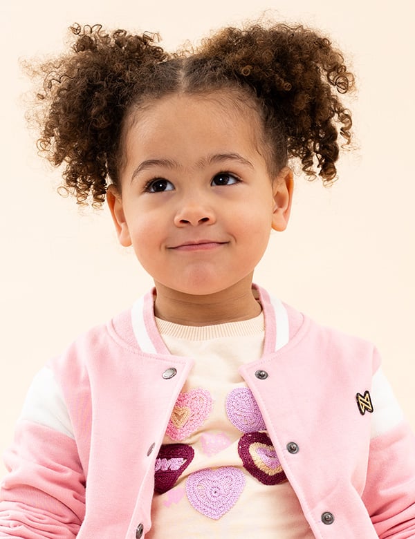 Kindermodel met bruin krullend haar Lulu W.