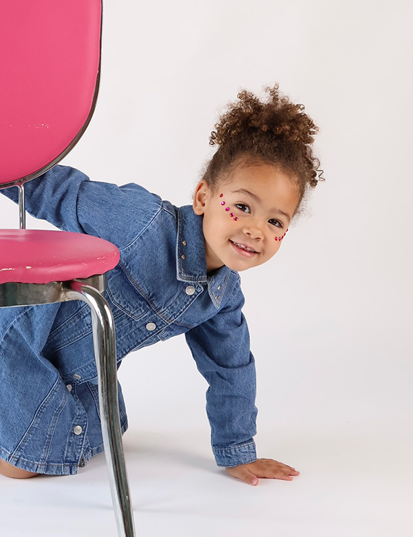 Kindermodel met bruin krullend haar Lulu W.