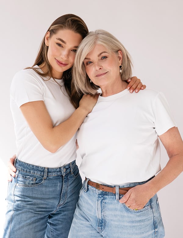 Vrouwelijk model met blond/grijs haar Nel