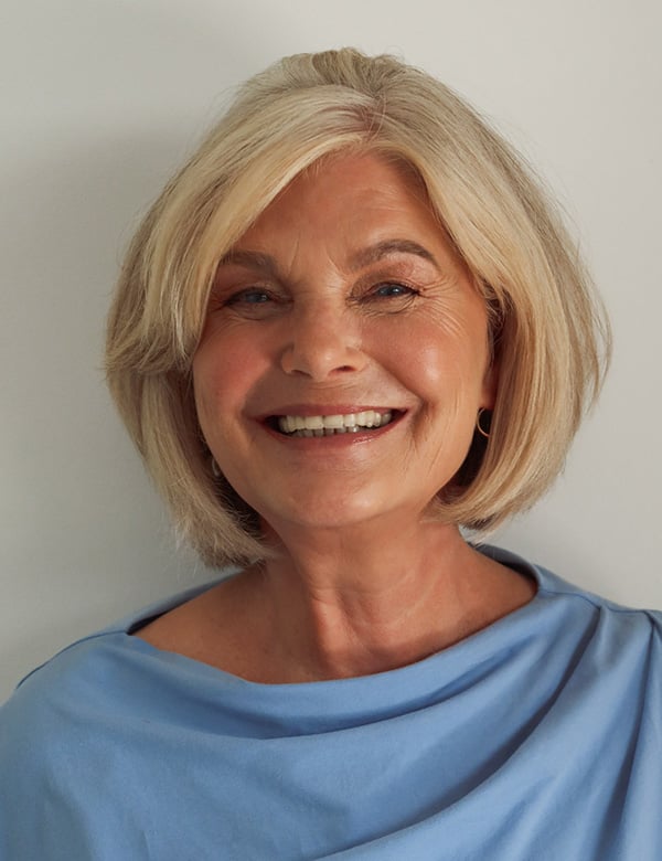 Vrouwelijk model met blond/grijs haar nel