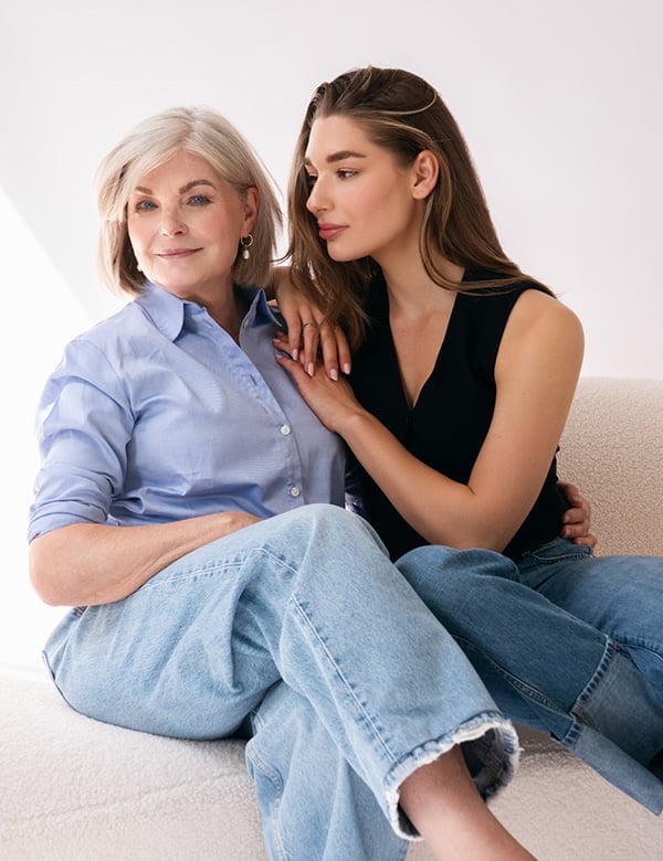 Vrouwelijk model met blond/grijs haar Nel
