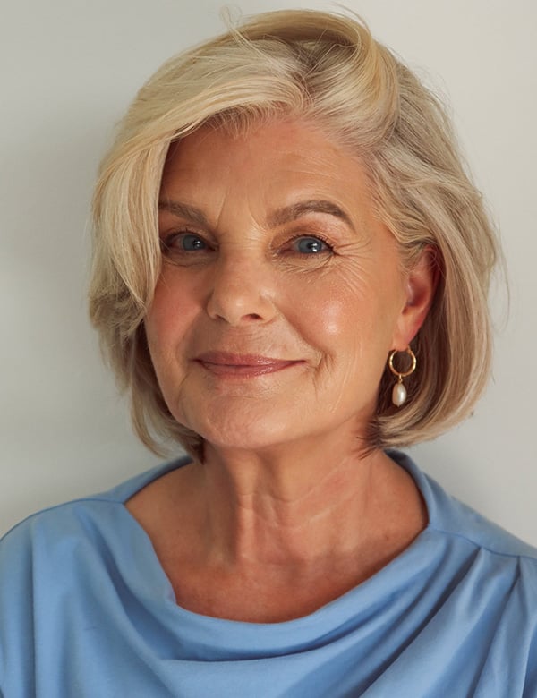 Vrouwelijk model met blond/grijs haar Nel