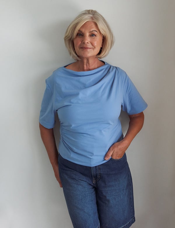 Vrouwelijk model met blond/grijs haar Nel
