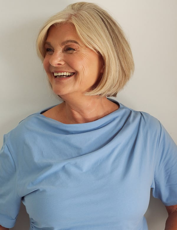 Vrouwelijk model met blond/grijs haar Nel
