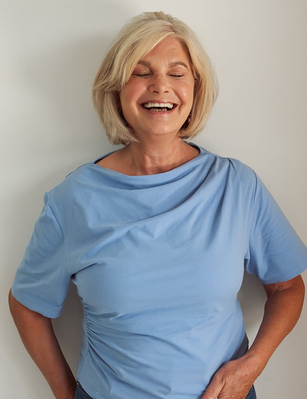 Vrouwelijk model met blond/grijs haar Nel